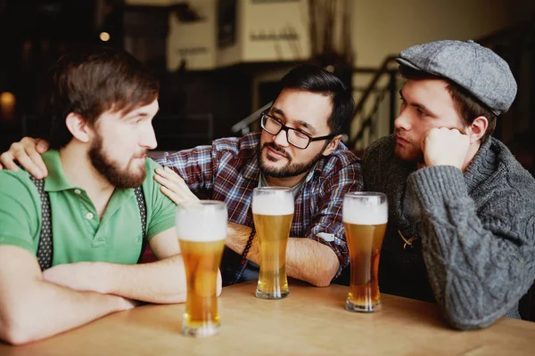 Freunde treffen sich beim Bier trinken — Stockfoto