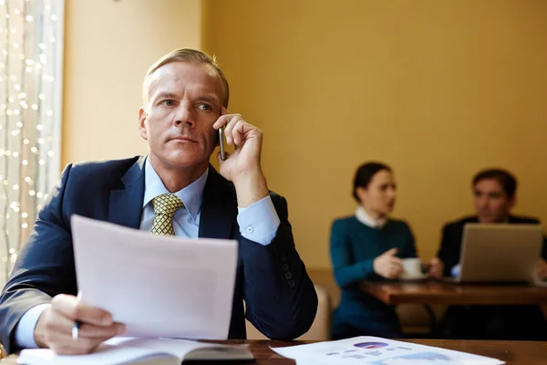 Empregador falando por telefone — Fotografia de Stock