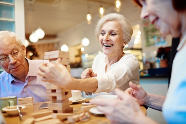 Gente madura disfrutando juego — Foto de Stock