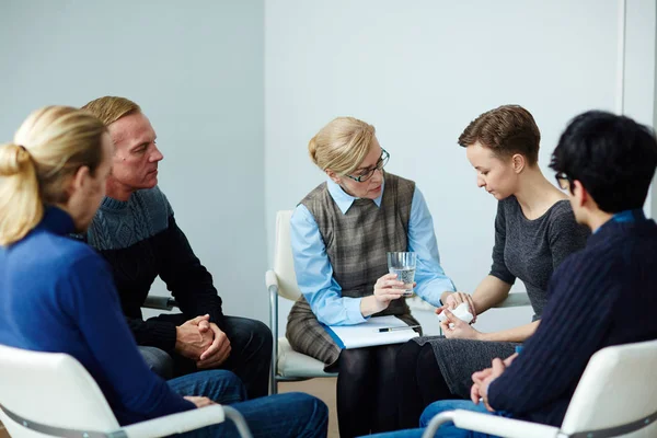 Psychologe unterstützt Frau — Stockfoto