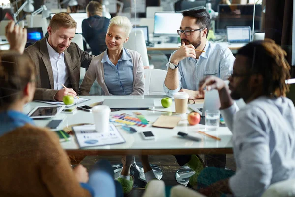 Brainstorming i avslappnad atmosfär — Stockfoto