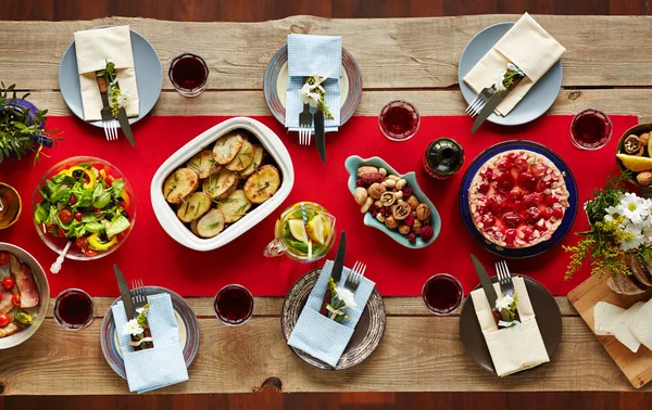 Hausgemachtes Essen auf dem Tisch — Stockfoto