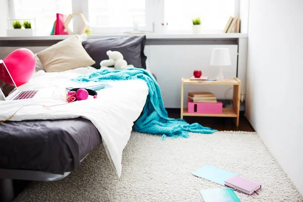 Dormitorio desordenado de chica adolescente — Foto de Stock