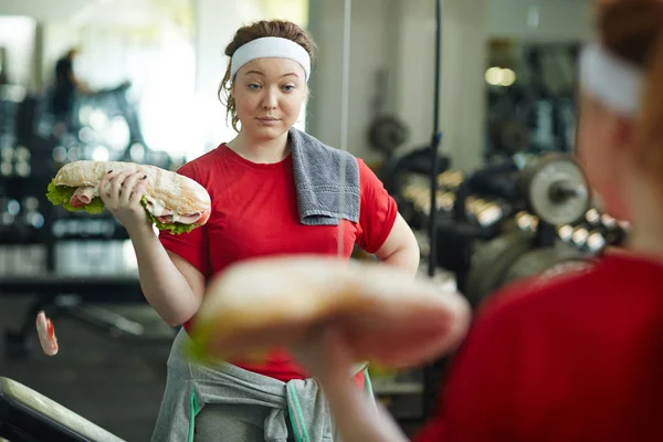 Žena, která dělá váha cvičení s sendvič — Stock fotografie