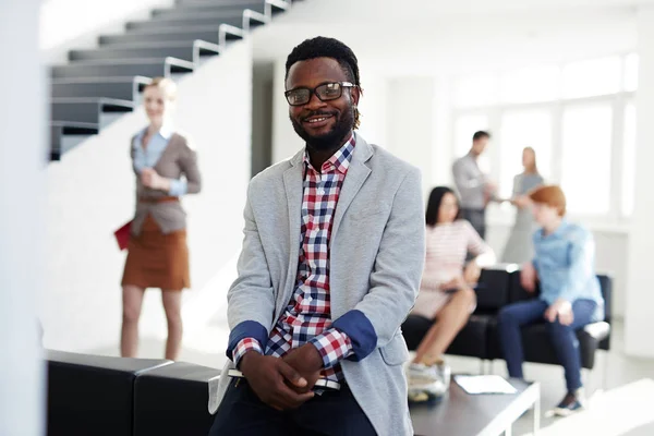 Retrato de empregado afro-americano — Fotografia de Stock