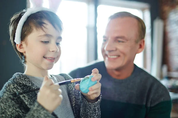 Glückliches Kind bemalt Ei — Stockfoto