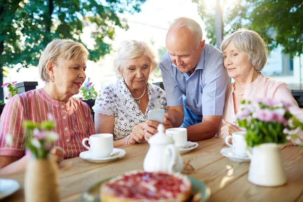 Пожилые люди проводят время в кафе на открытом воздухе — стоковое фото