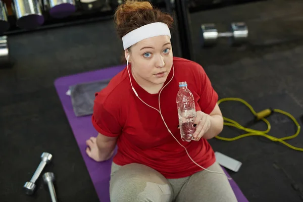 Woman doing exercises and listening music — Stock Photo, Image