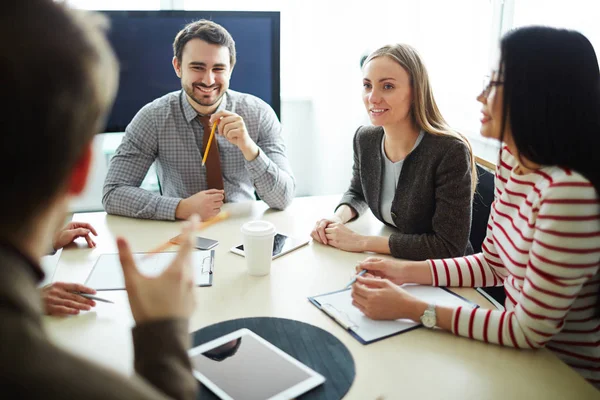 Empresários que se encontram na sala de reuniões — Fotografia de Stock