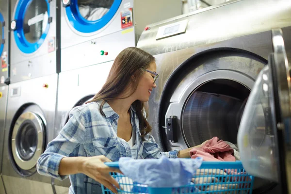 Personel pralni wprowadzenie brudne ubrania — Zdjęcie stockowe