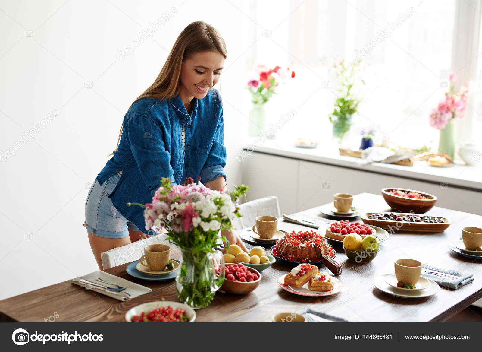 Накрытый стол. Table. Уничтожение плесени методом свч. Женские руки ставят тарелку. Довольный клиент у микроволновки.