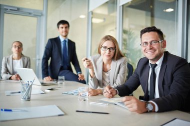 Ofis çalışanları ofiste