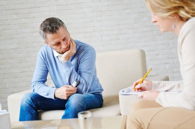 Üzgün erkek hasta holding gözlük