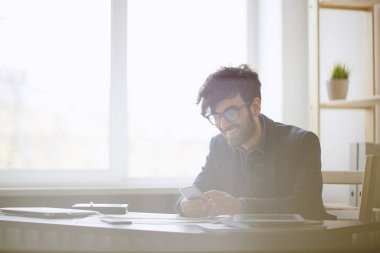 İşyerinde ofiste oturan adam