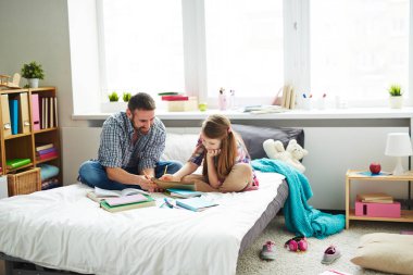 Baba ile kızı oturan 