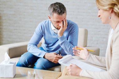 hasta kapsayan yüz el ile