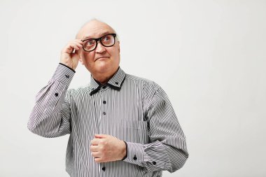 zarif yaşlı bir beyefendi gömlekli