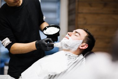  Sakal traşlı olan adam