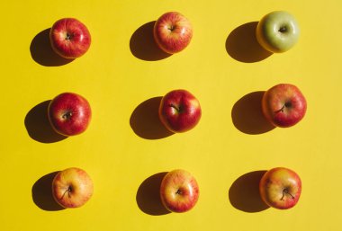 Sarı zemin üzerine yeşil applse