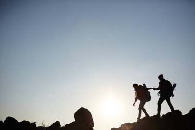 Dağlarda hiking çiftin siluetleri
