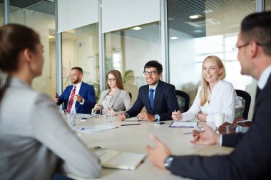 Ofiste stratejileri tartışıyor