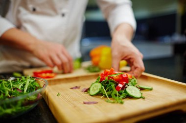 Vejetaryen salata ahşap tahta üzerinde