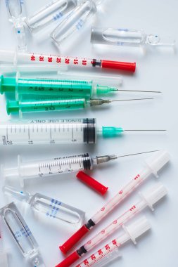 İğne ile plastik şırıngaların