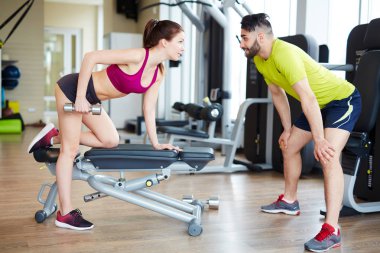 kadın dumbbell egzersiz yaparak