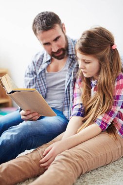 kız ve baba kitap okumak 