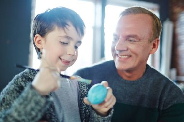 Genç tablo Easter egg 