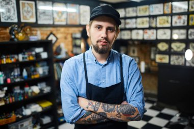hipster adam tattooes silah ile