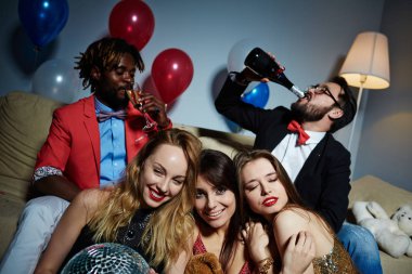 parti insanları evde takılmak