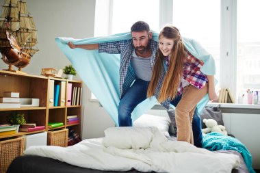 Baba ve kızı ekose kaplı 