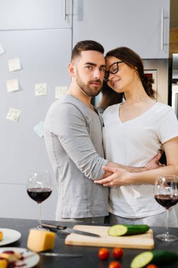 genç bir çift kucaklayan