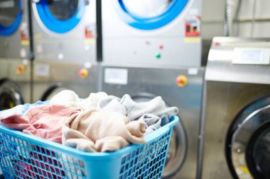 Çamaşırhanede giysilerle sepetle