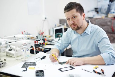 adam kameraya bakarak atölye