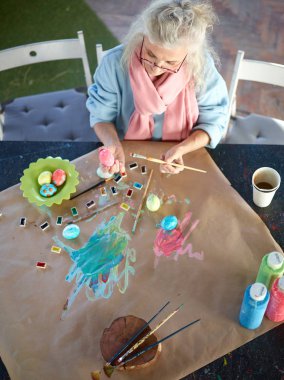 kadın painitng yumurta