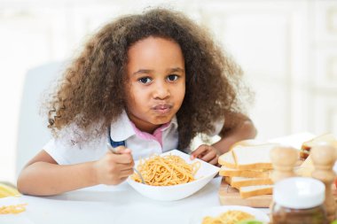 Tam ağzı kıvırcık küçük kız 