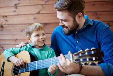 Baba öğretim gitar çalmayı oğul