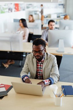 Afro-Amerikan adam iş üzerinde duruldu