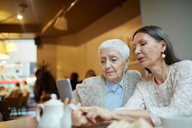 Kadın selfie kafede yapma