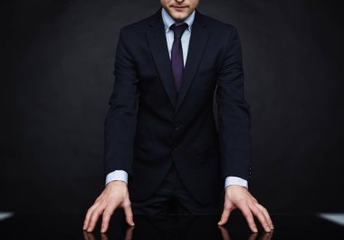 Siyah takım elbiseli bir iş adamı.