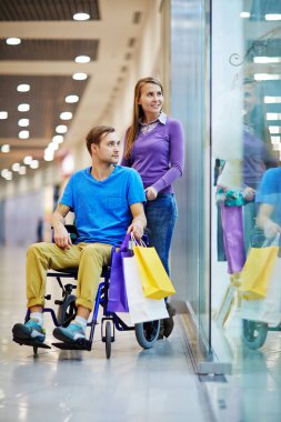 Yardımcısı ve adam tekerlekli sandalyeye mahkum 