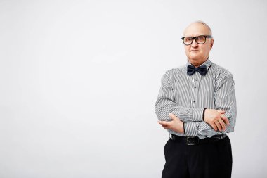 katlanmış ellerle ayakta adam 