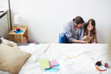 Kızınla katta oturan adam