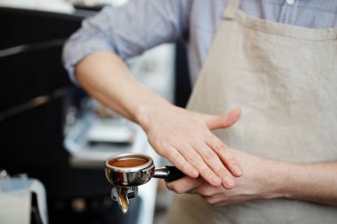 Barista değirmeni ile elleri