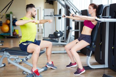 kadın kol egzersiz yaparak