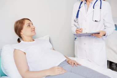 Sağlık hakkında sorular soran doktor