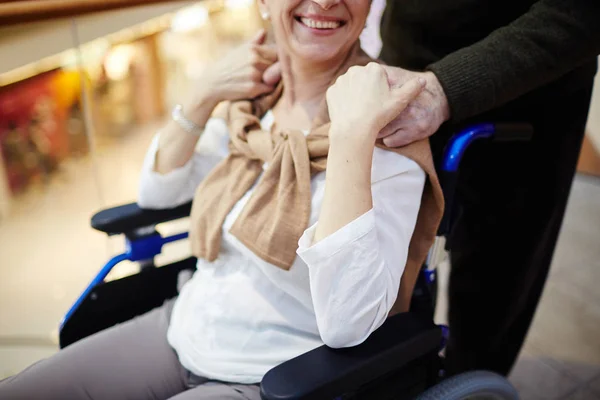 Fêmea sênior em cadeira de rodas — Fotografia de Stock