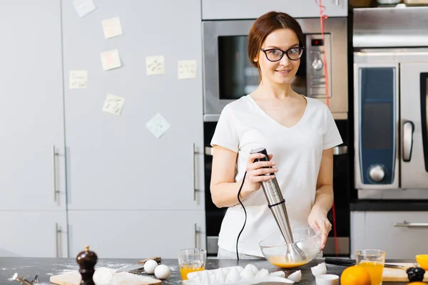 Mujer usando licuadora eléctrica — Foto de Stock